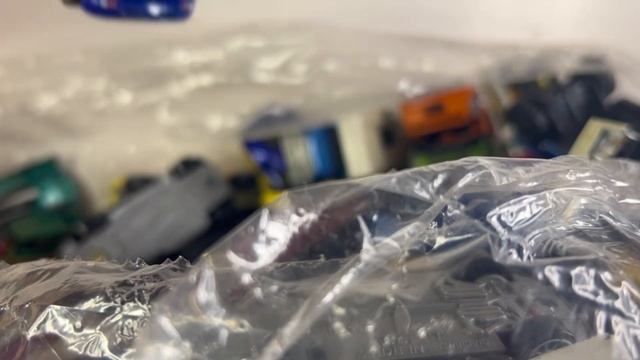 ONE OF MY FRIENDS SURPRISED ME WITH A MASSAGE LOOSE HOTWHEELS COLLECTION!! смотреть онлайн