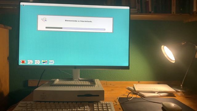 Old computer boot up System 7 смотреть онлайн