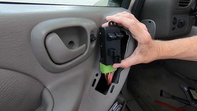 2003 Grand Caravan - Replace driver's side master window switch смотреть онлайн