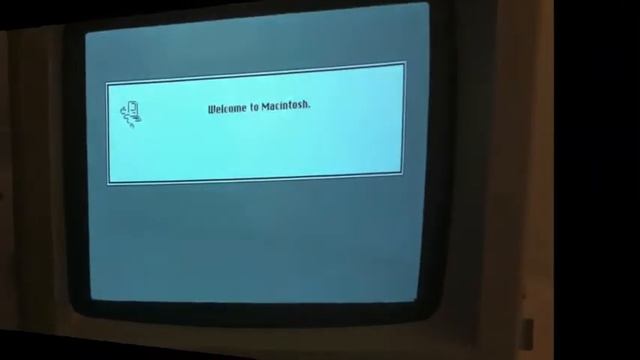 Vintage Apple Mac startup after 30 years смотреть онлайн