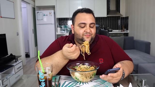 BOL ACILI NOODLE EŞLİĞİNDE KÖTÜ YORUMLARI OKUDUM 😱 MUKBANG! смотреть онлайн