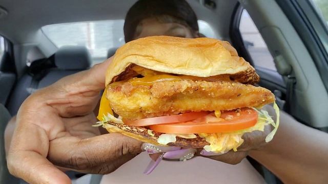 ARBY'S NEW KING HAWAIIAN SWEET HEAT CHICKEN SANDWICH AND LOADED FRIES / FOOD REVIEW смотреть онлайн