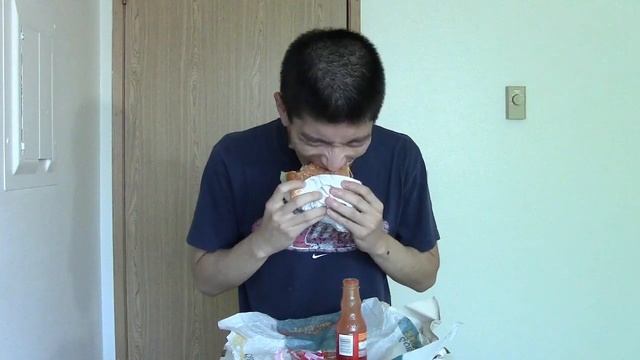 Carl's Jr. Buffalo Blue Cheese Burger + Bottle of Frank's RedHot Sauce смотреть онлайн