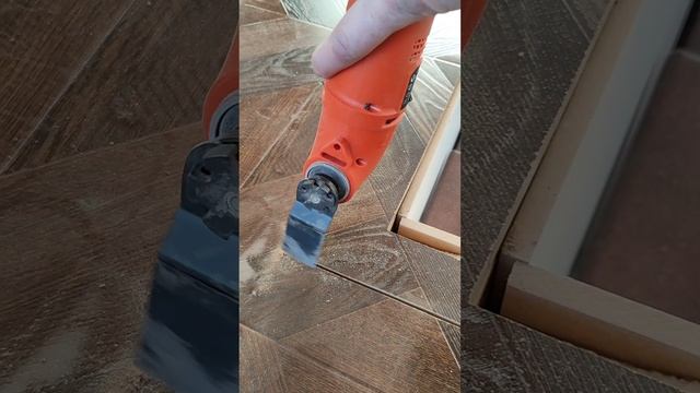 как отпилить ламинат прямо на полу