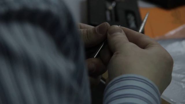 Смотрите как происходит заточка парикмахерского и маникюрного инструмента смотреть онлайн