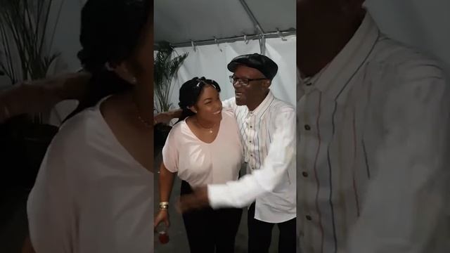 FanShawn singing for Beres Hammond смотреть онлайн