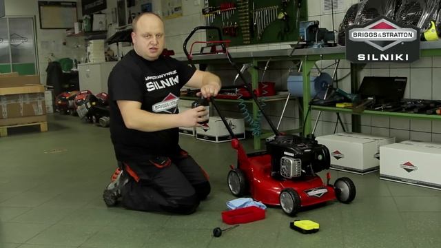 Specjalista Briggs&Stratton wymienia olej w kosiarce смотреть онлайн