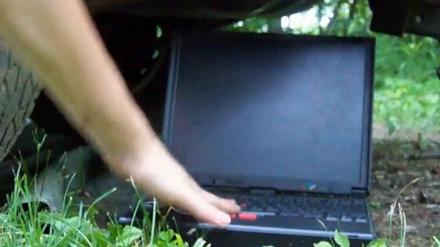 RUN OVER IBM ThinkPad Laptop with Windows 2000 смотреть онлайн