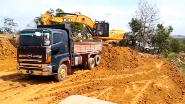 Hino truck 500 dan jcb JS305LC excavator loading tanah смотреть онлайн