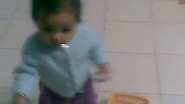 Gunjan little child talking on mobile phone смотреть онлайн