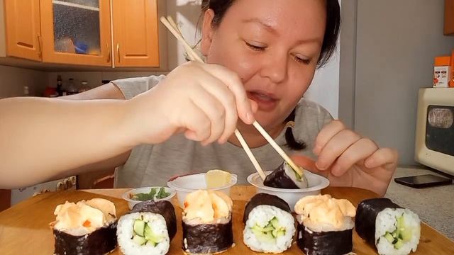 Мукбанг/Роллы🥢🍣🍣🍣🥢, но звук подвел 😡 смотреть онлайн