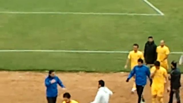 yeni Malatyaspor'lu futbolcuların galibiyet sonrası kutlamaları смотреть онлайн