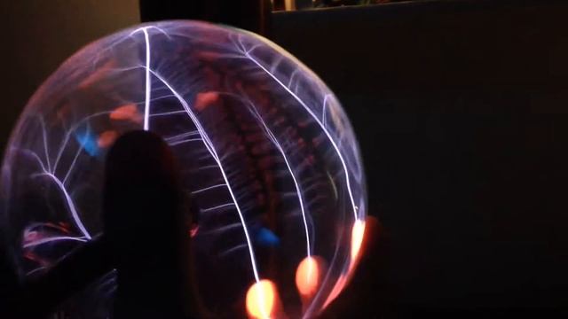 So pretty - plasma globe near a tesla coil смотреть онлайн