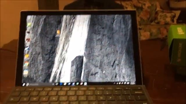 Using an Xbox One Wireless Controller with a Surface Pro 4 смотреть онлайн