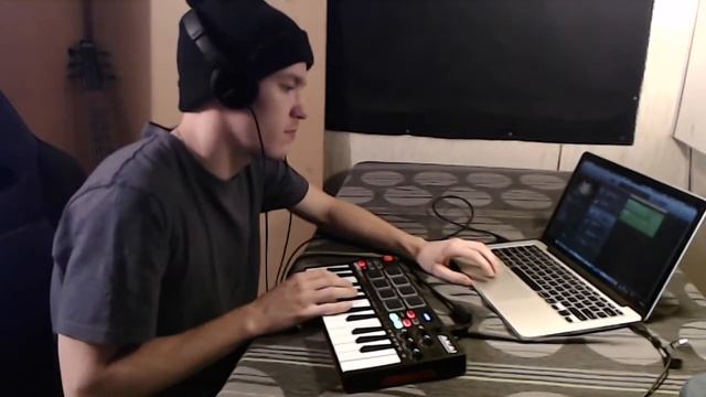 Looping with AKAI MPK Mini Play (Garageband) смотреть онлайн