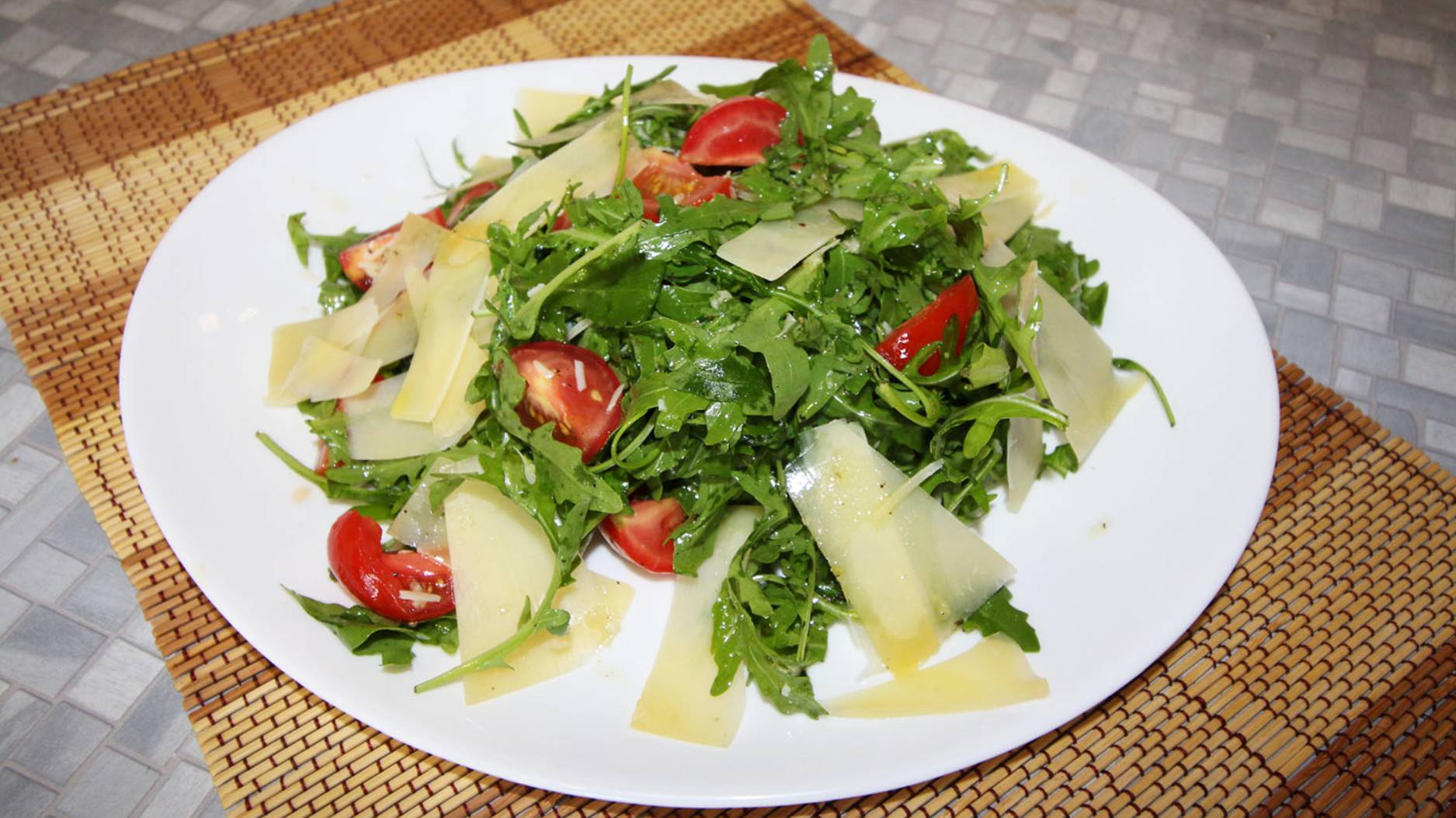 Салат с рукколой и помидорами черри смотреть онлайн