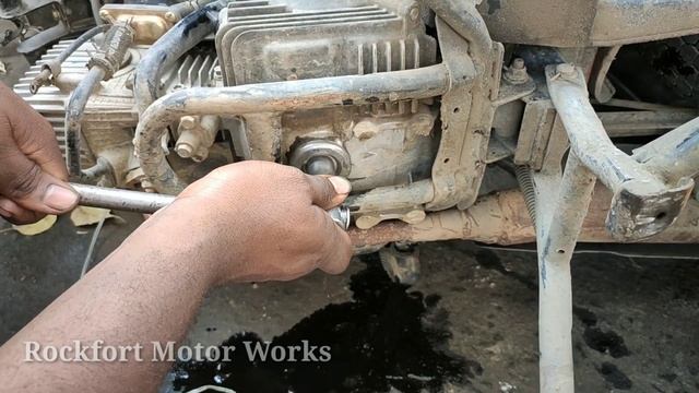 TVS XL100 Engine oil changing / Rockfort Motor Works смотреть онлайн