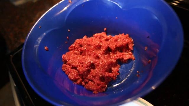 Easy Deer Burger Recipe! Mac Daddy Venison Burgers смотреть онлайн