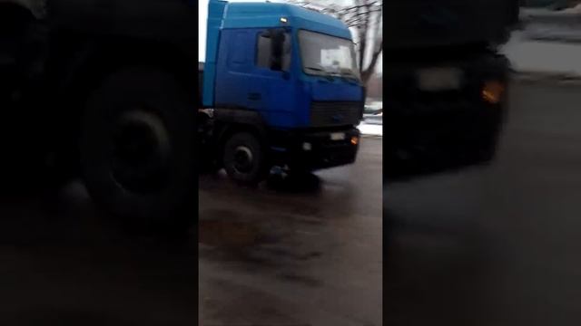 Синий МАЗ с длинным прицепом проехал мимо смотреть онлайн