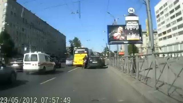 Автобус прищемил хруста . смотреть онлайн