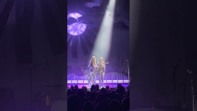 First Aid Kit Plays Fleetwood Mac's Songbird. Fox Theater Oakland 2023 смотреть онлайн