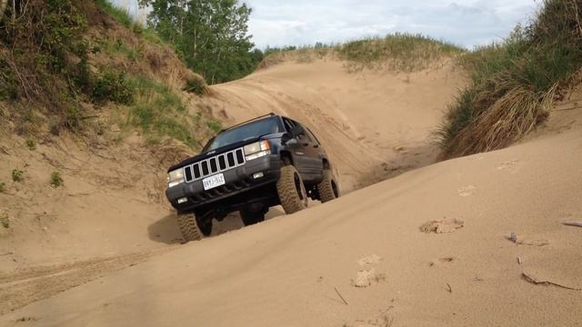 Jeep Grand Cherokee ZJ In the Sand Dunes смотреть онлайн