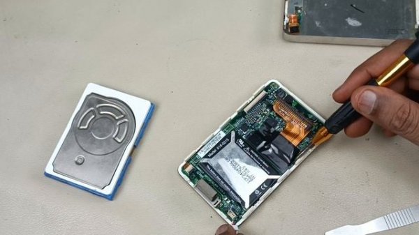 Looking inside of Apple iPod Classic 4th gen - Right way to Disassemble