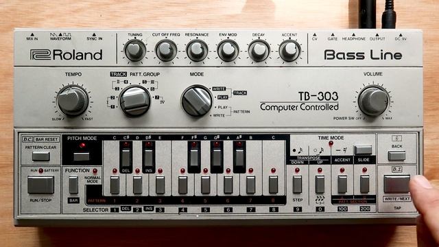 Roland Bass Line TB303: How To Get Started смотреть онлайн