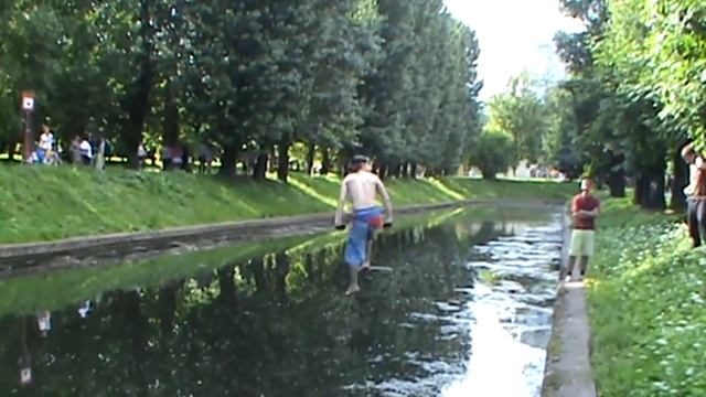 Канатоходец падает в воду смотреть онлайн