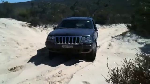 Jeep GC climbing sand dune. смотреть онлайн