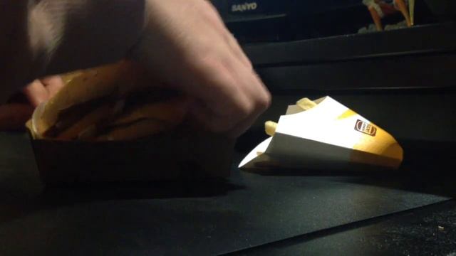 EPIC GAMER reviews hungry jacks ultimate Whopper. (no clickbait) смотреть онлайн