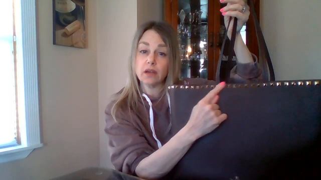 VALENTINO LARGE ROCKSTUD TOTE REVIEW with INSERT смотреть онлайн