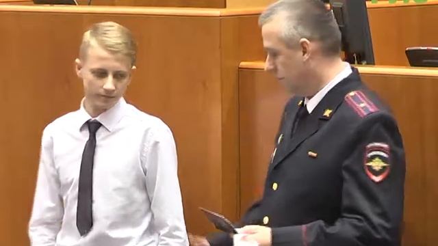 Школьникам в День Конституции вручили паспорта смотреть онлайн