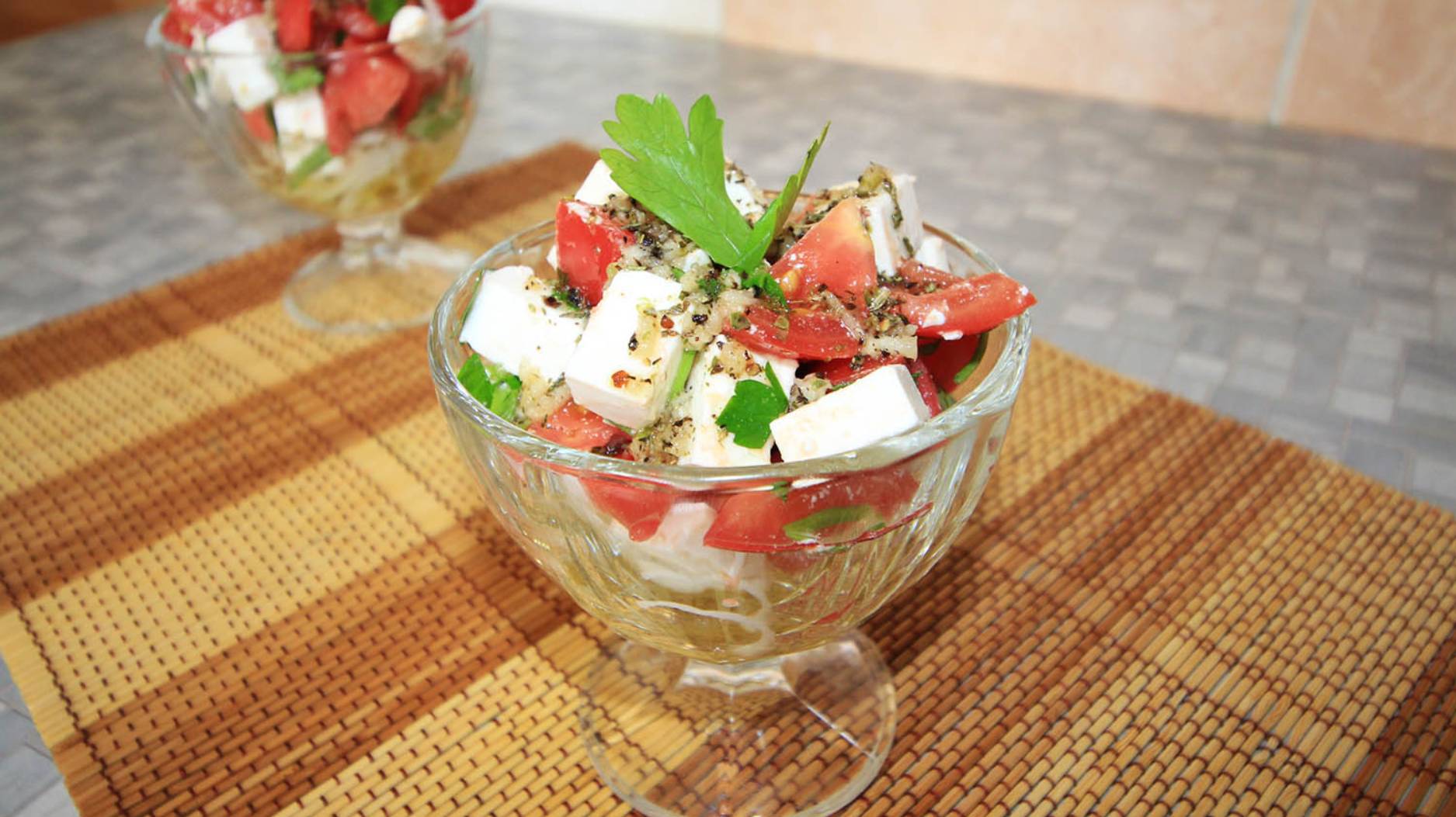 Салат из помидоров с сыром фетакса смотреть онлайн