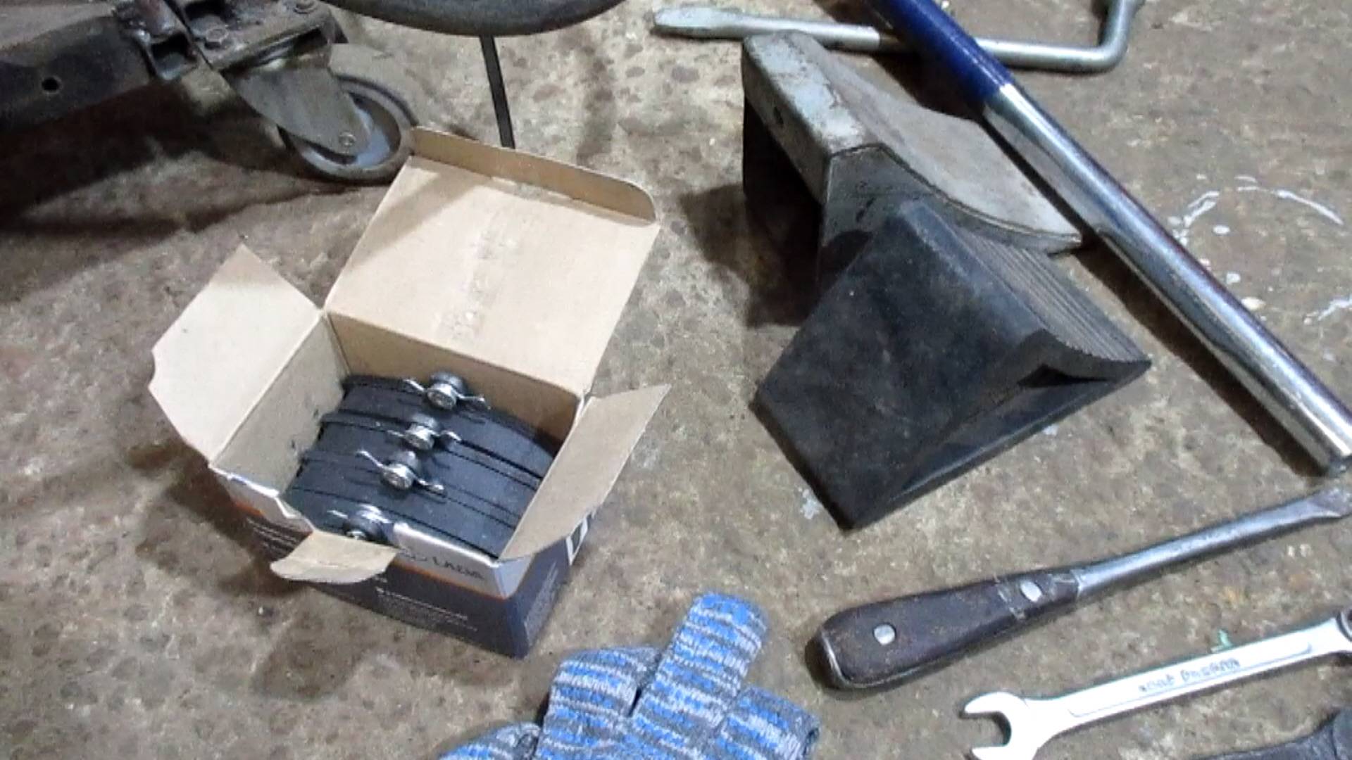 Замена передних тормозных колодок Лада Калина. Чайник показывает смотреть онлайн