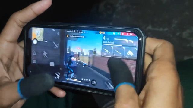 Handcam iPhone 11 😎Solo vs Squad poco x3 pro free fire ☘️ смотреть онлайн