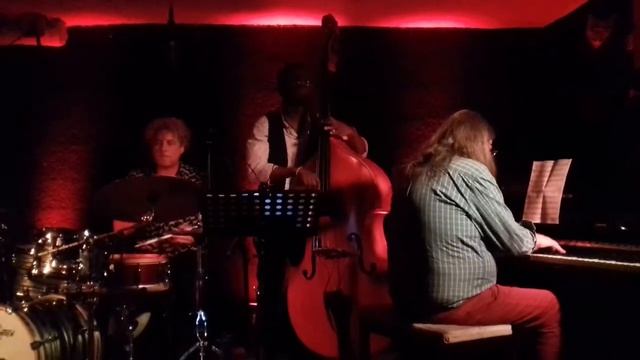 henri florens piano - willie walsh drum -Manu Falla bass- Blues for gwen смотреть онлайн
