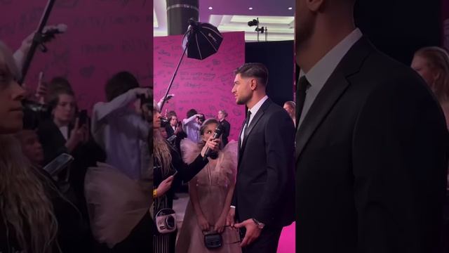 Работа студентов на премии RU.TV. Корреспондент - студентка Высшей Школы Ника Саттарова смотреть онлайн