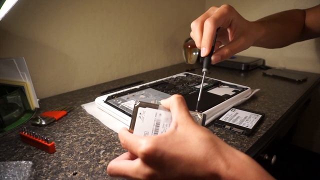Installing an SSD in my 2010 MacBook смотреть онлайн