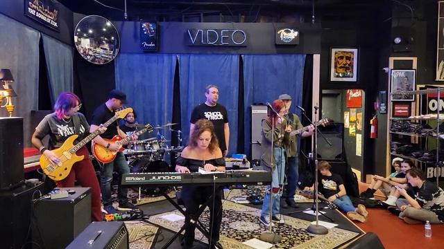 "Dreams" Fleetwood Mac cover by SOR Atlanta grad band, Jayden Muncy (17) assisting on lead vocals. смотреть онлайн