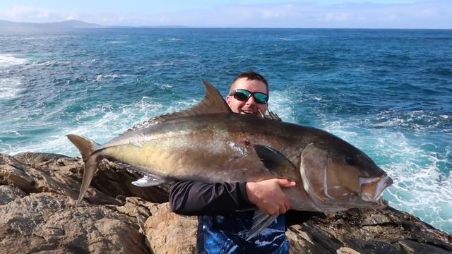 MAKO SHARK OFF THE ROCKS AND A LOT MORE FISH смотреть онлайн