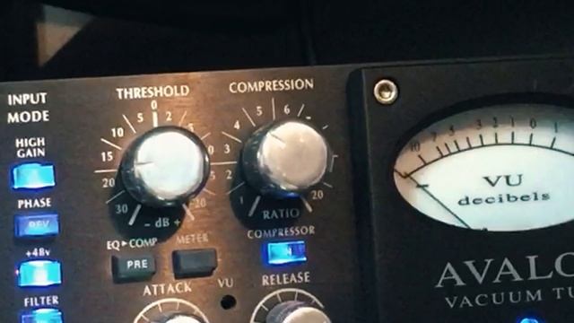 Neumann TLM 49 Mic test with Avalon Vt 737 sp смотреть онлайн