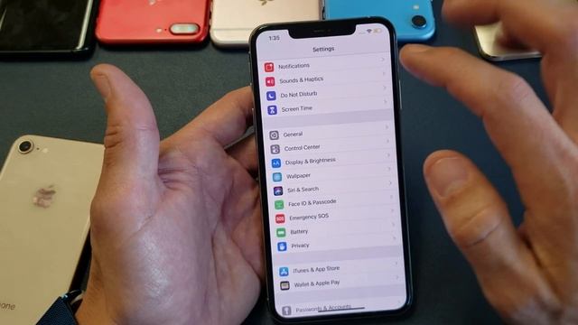 iPhone XS / XS Max: How to Change Time Before Screen Locks (Screen Timeout) смотреть онлайн
