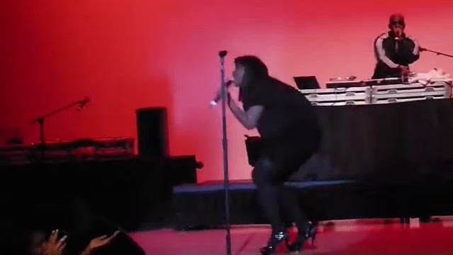 Jazmine Sullivan-Bust Your Windows (Live) смотреть онлайн