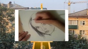 Художник рисует  портреты по фотографии