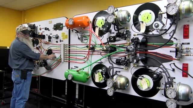Bendix Brake Trainer Board at Lincoln Tech's Indianapolis Campus смотреть онлайн