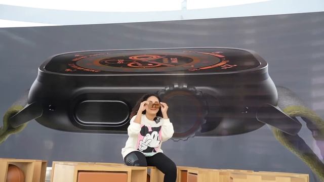 World's First Floating Apple Store | Pearle Maaney | Singapore смотреть онлайн