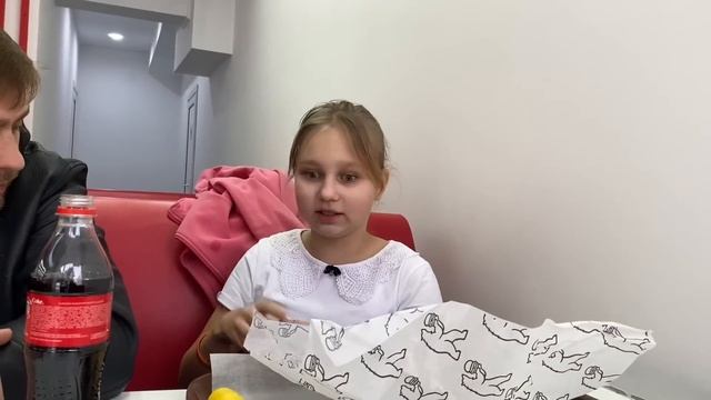 VLOG Как УЧИТСЯ АЛИСА? Показываем оценки / Подарила Лёше наушники смотреть онлайн