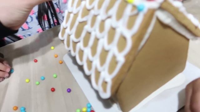 VLOGMAS DAY 9 | GINGERBREAD HOUSE, Victoria secret haul, and grocery haul смотреть онлайн