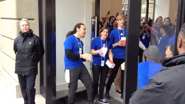 Opening Nieuwe Apple Store Amsterdam 3-3-2012 смотреть онлайн
